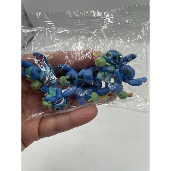 Disney Lilo and Stitch Scrum lot of 6 2cm Mini Action Figures PVC Toys SEALED - Picture 4 of 4